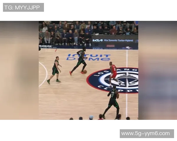 杰伦布朗首节火力全开半场表现出色砍下16分助球队稳住局势