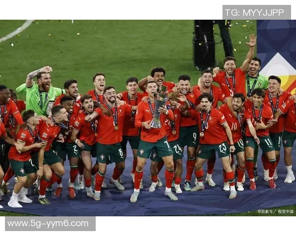 C罗分享球队合影庆祝晋级世界杯激励全队继续奋斗为葡萄牙加油